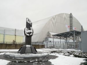 Kurikuulus 4. reaktor, mis 1986. aastal õhku lendas, on peidus selle halli kesta all. Reaktori ees seisab nukralt väike mälestussammas. Ümberringi on kõik haudvaikne.