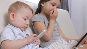 Vanemate asi on tagada, et lapse nutiseadmes veedetud aeg oleks mõistuse piires. (c) Foto: Shutterstock